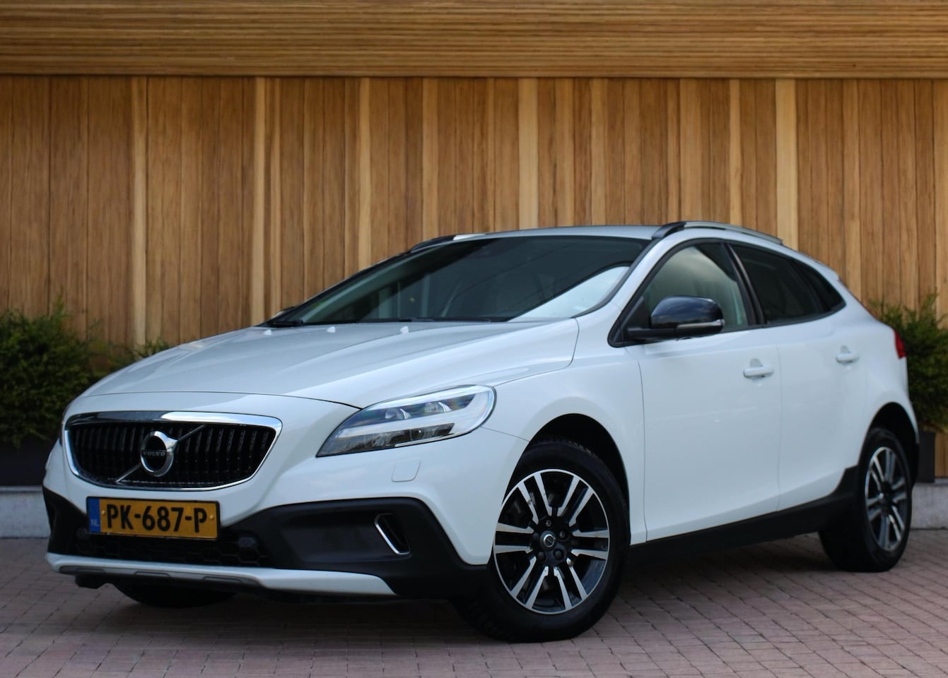 Volvo V40 Cross Country - 2.0 D2 Nordic+ | Adaptive Cruise | Standkachel | BLIS | Stoelverwarming - AutoWereld.nl