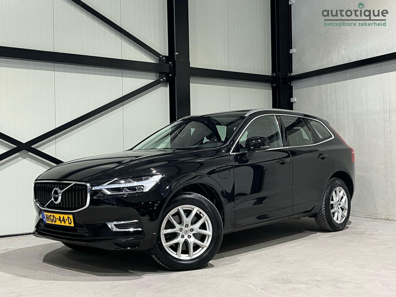 Volvo XC60 - 2.0 T8 Twin Engine AWD Momentum Pro Aut. | panorama | navi | trekhaak | - AutoWereld.nl