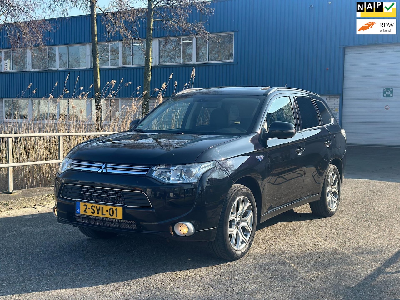 Mitsubishi Outlander - 2.0 PHEV Instyle Clima! NAVI! opendak! Camera! NAP! APK! - AutoWereld.nl