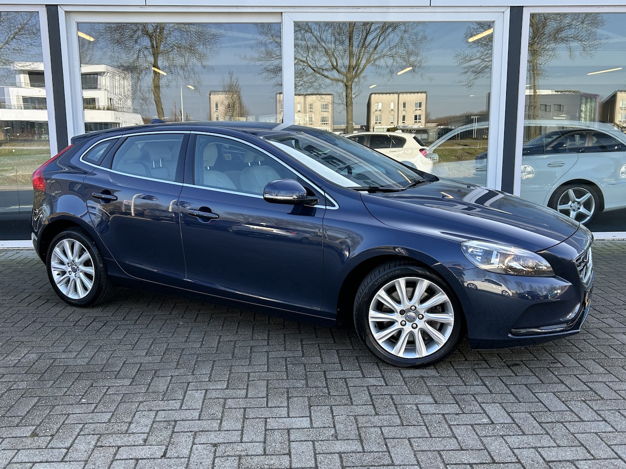 Volvo V40 - 2.0 D4 Summum Business 50% deal 5.975,- ACTIE Polestar Performance / Leder / Memory / Stoe - AutoWereld.nl