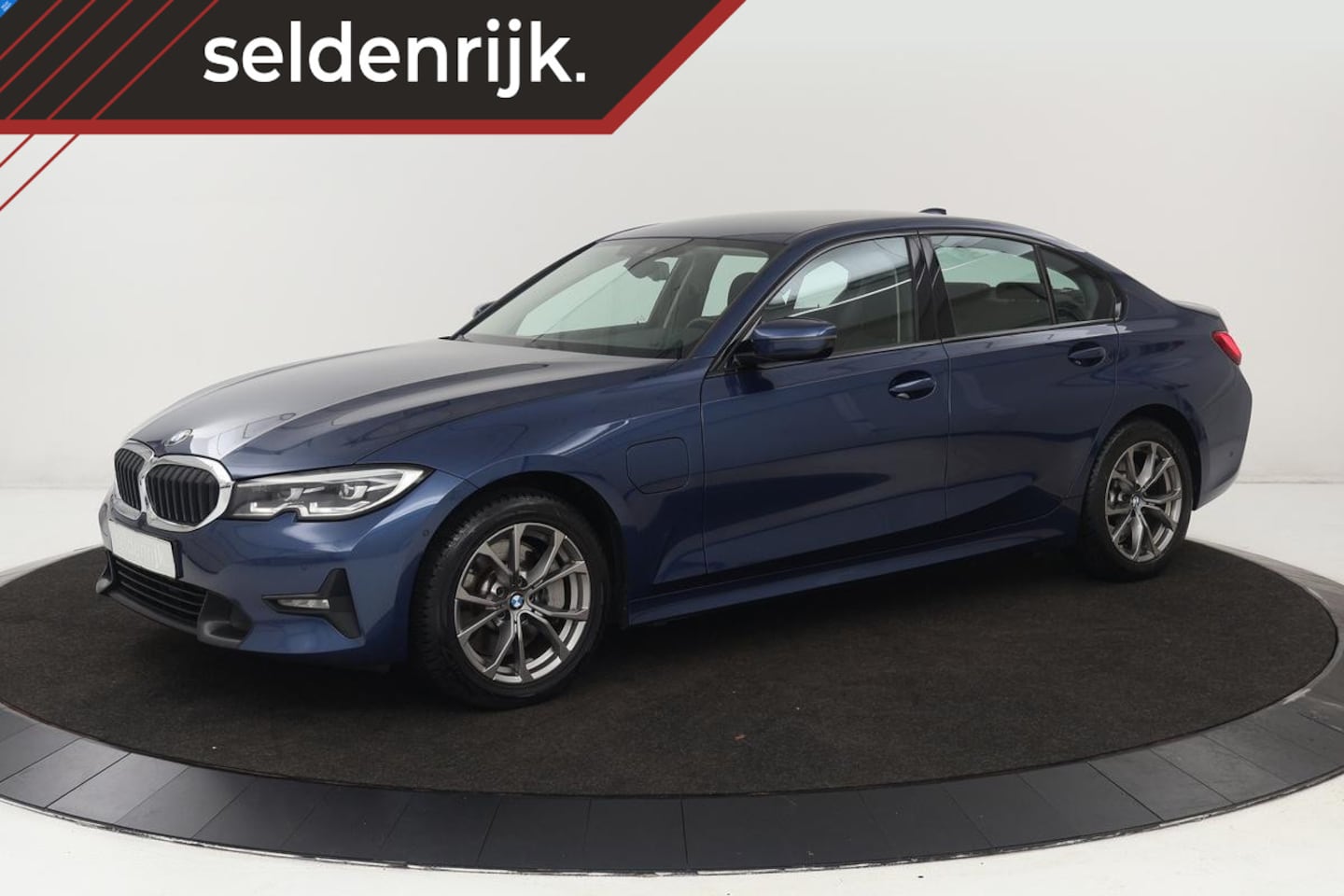 BMW 3-serie - 330e Sport Line | Stoelverwarming | Camera | Carplay | Sfeerverlichting | Sportstoelen | P - AutoWereld.nl