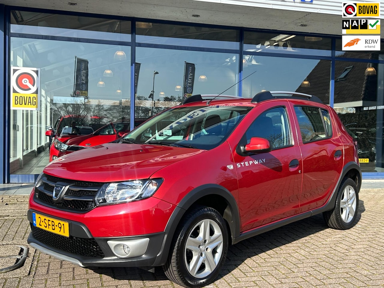 Dacia Sandero Stepway - 0.9 TCe Lauréate Navi Cruise Airco Park.Sens Trekhak NAP NL-Auto Dealeronderhouden! - AutoWereld.nl