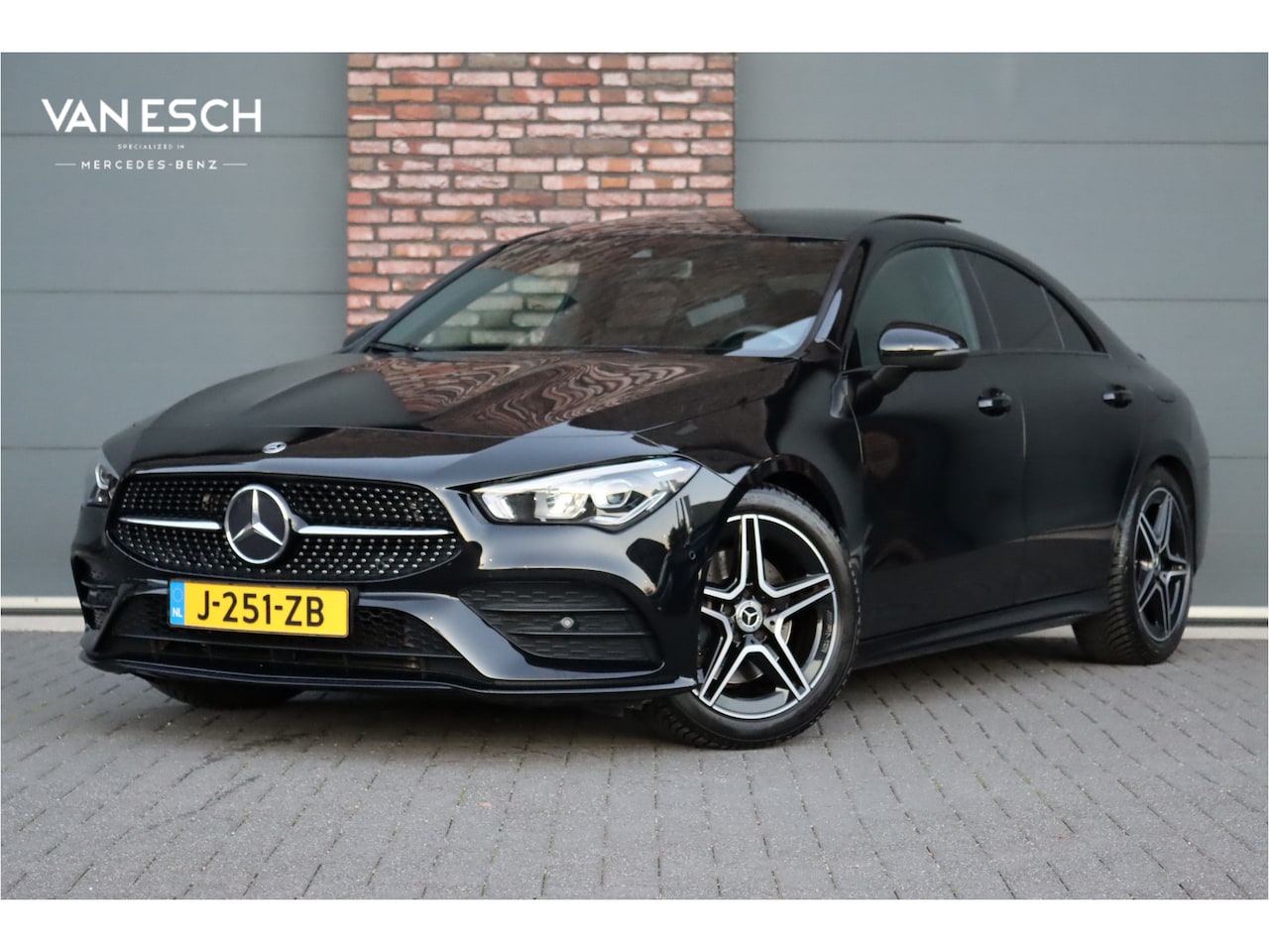 Mercedes-Benz CLA-Klasse - 200 Business Solution AMG Line Aut7 | Panoramadak | Widescreen | Trekhaak | Sfeerverlichti - AutoWereld.nl