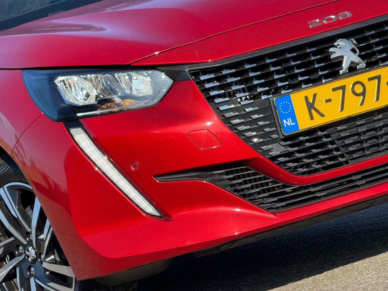 Peugeot 208 - 1.2 PureTech 100pk Allure - Rouge Elixir - Carplay/Nav/LMV - AutoWereld.nl