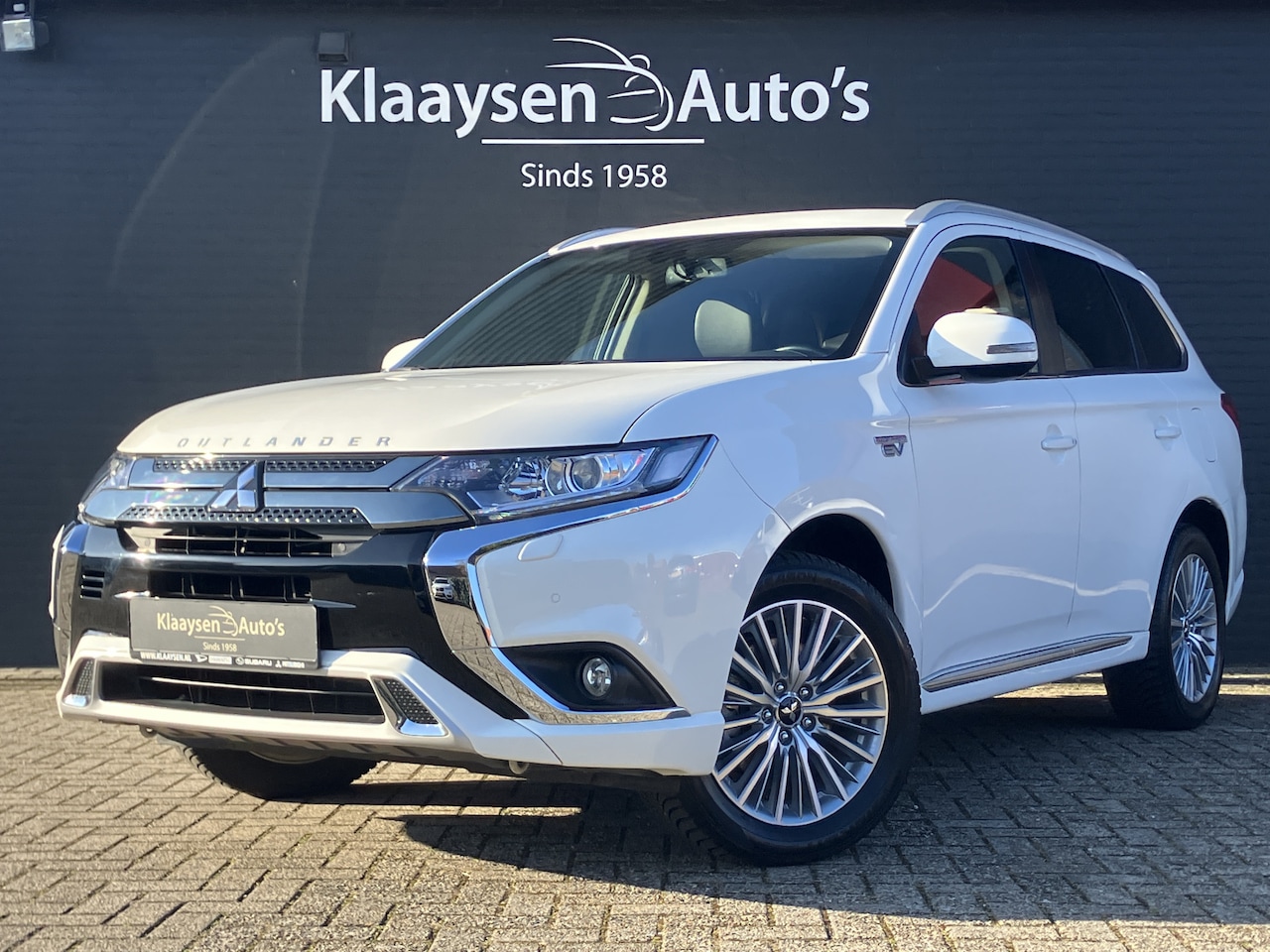 Mitsubishi Outlander - 2.4 PHEV Intense 225 pk 4WD AUT. | 1e eigenaar | dealer onderhouden | navi | alcantara | e - AutoWereld.nl