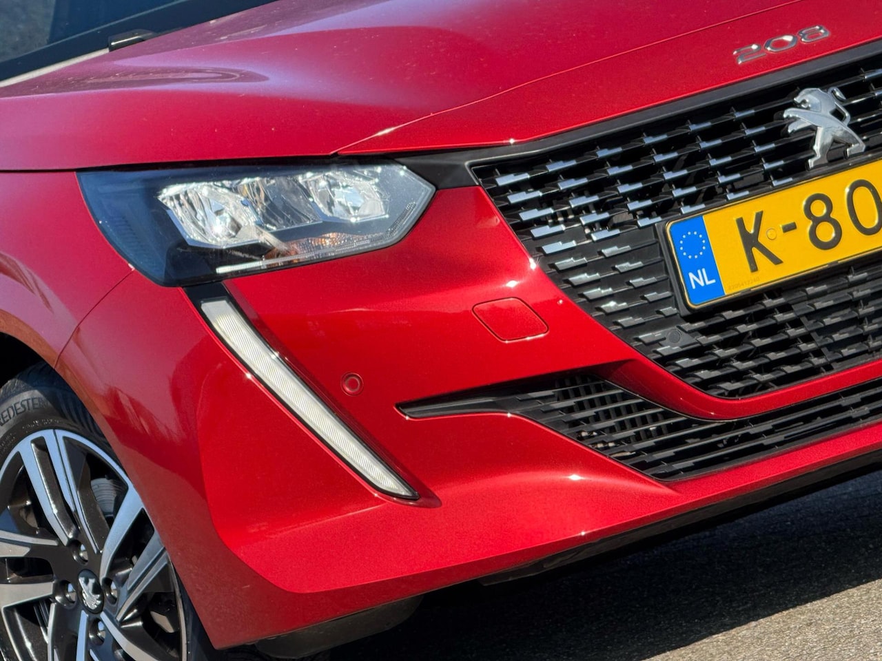 Peugeot 208 - 1.2 PureTech 100pk Allure - Rouge Elixir - Carplay/Nav/LMV - AutoWereld.nl