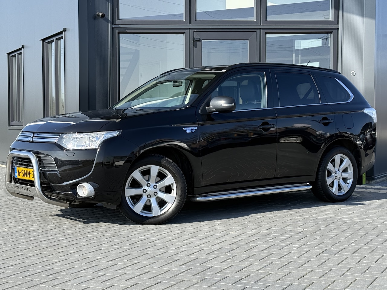 Mitsubishi Outlander - 2.0 PHEV Instyle+ Leer | Verw. stoel | SK dak | Trekhaak - AutoWereld.nl