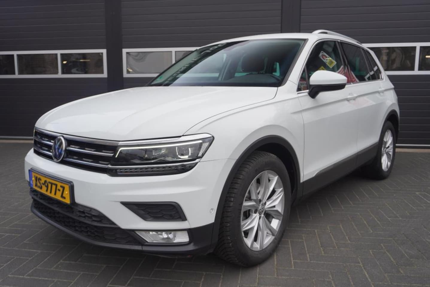 Volkswagen Tiguan - 1.5 TSI ACT Comfortline Business Aut/Airco/Camera/Trekhaak/CC/Navi - AutoWereld.nl