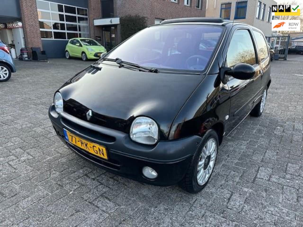 Renault Twingo - 1.2 Kenzo 1.2 Kenzo,bj.2005,kleur:zwart,airco,panoramadak,sportvelgen,APK 02/2026 en NAP met 232179 - AutoWereld.nl