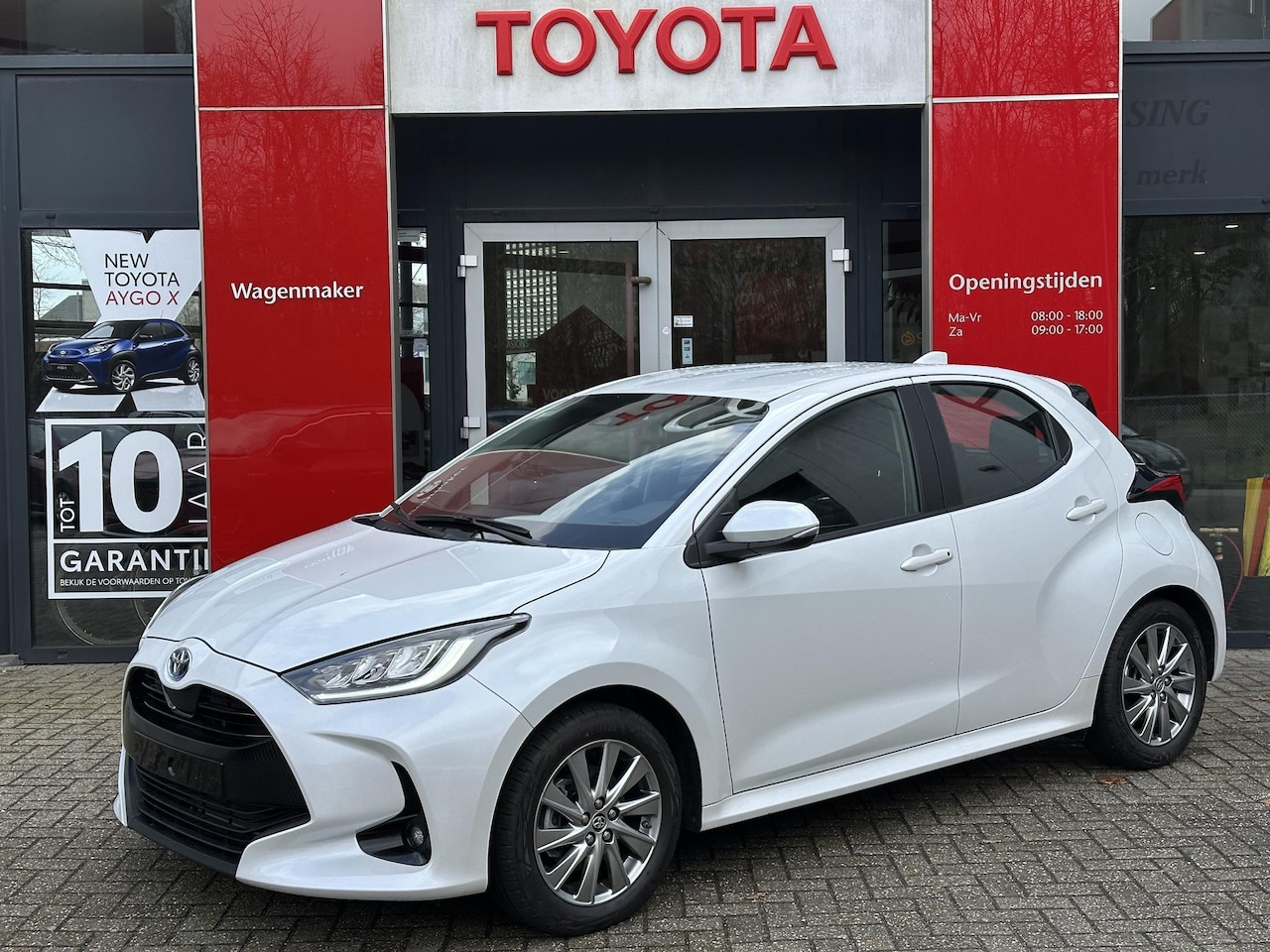 Toyota Yaris - 1.5 HYBRID DYNAMIC HEAD-UP STOEL/STUURVERW. KEYLESS 16"LMV APPLE/ANDROID LED-PAKKET - AutoWereld.nl