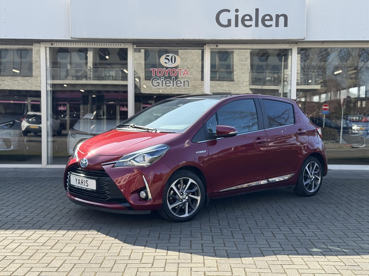 Toyota Yaris - 1.5 Hybrid Premium | Panoramadak, Navigatie, Half leer/stof, 16 inch, Keyless, Parelmoer r - AutoWereld.nl