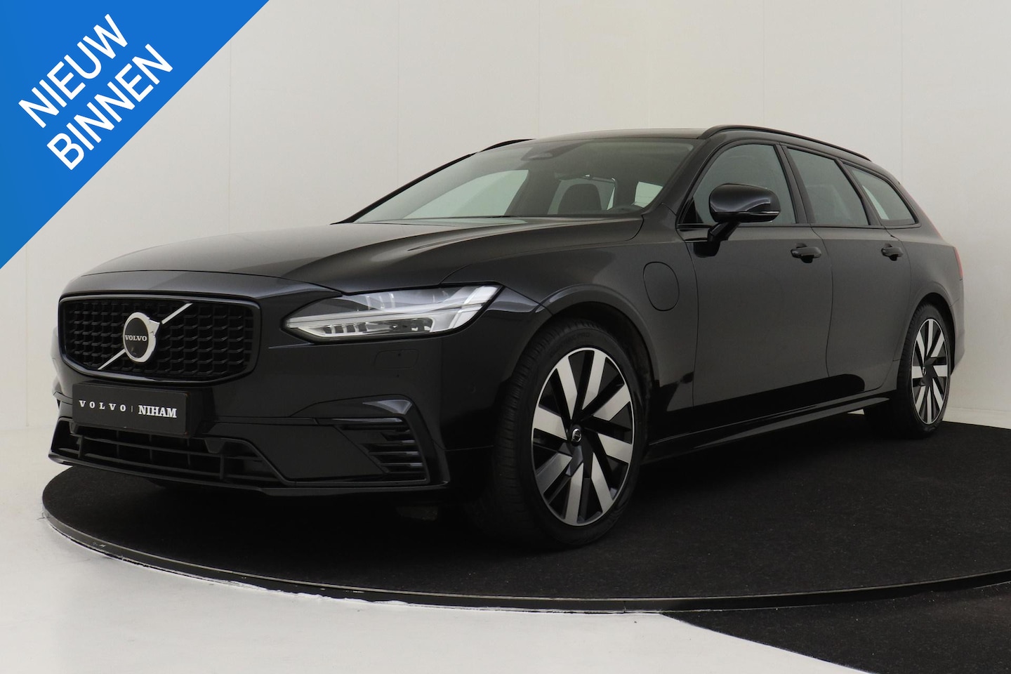 Volvo V90 - T6 RECHARGE AWD ULTRA DARK -PANO.DAK|HARMAN/KARDON|360°CAM|TREKHAAK - AutoWereld.nl