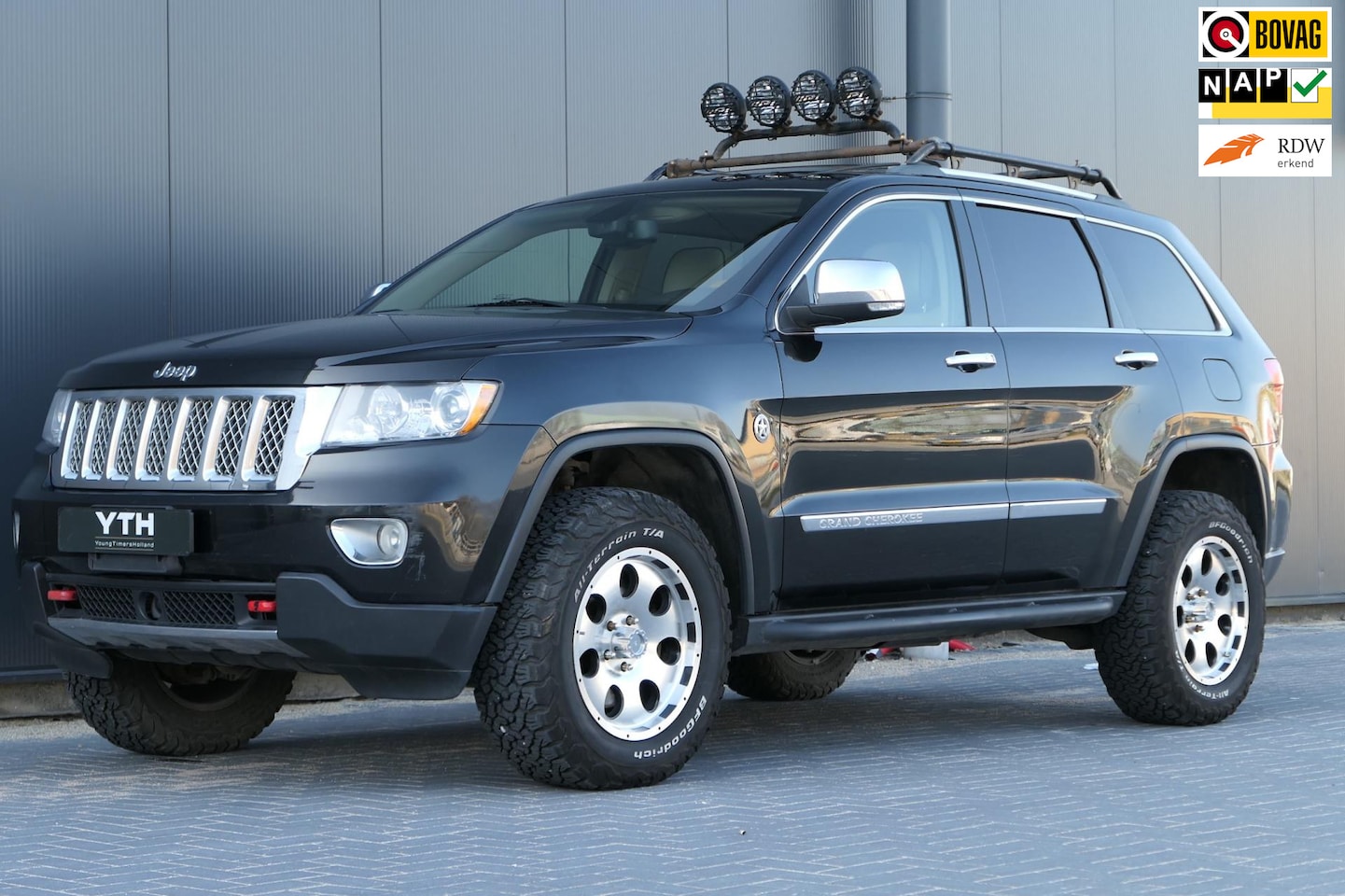 Jeep Grand Cherokee - 5.7 V8 Overland Hemi Luchtvering Leder Navi Panodak Mopar Uniek! - AutoWereld.nl