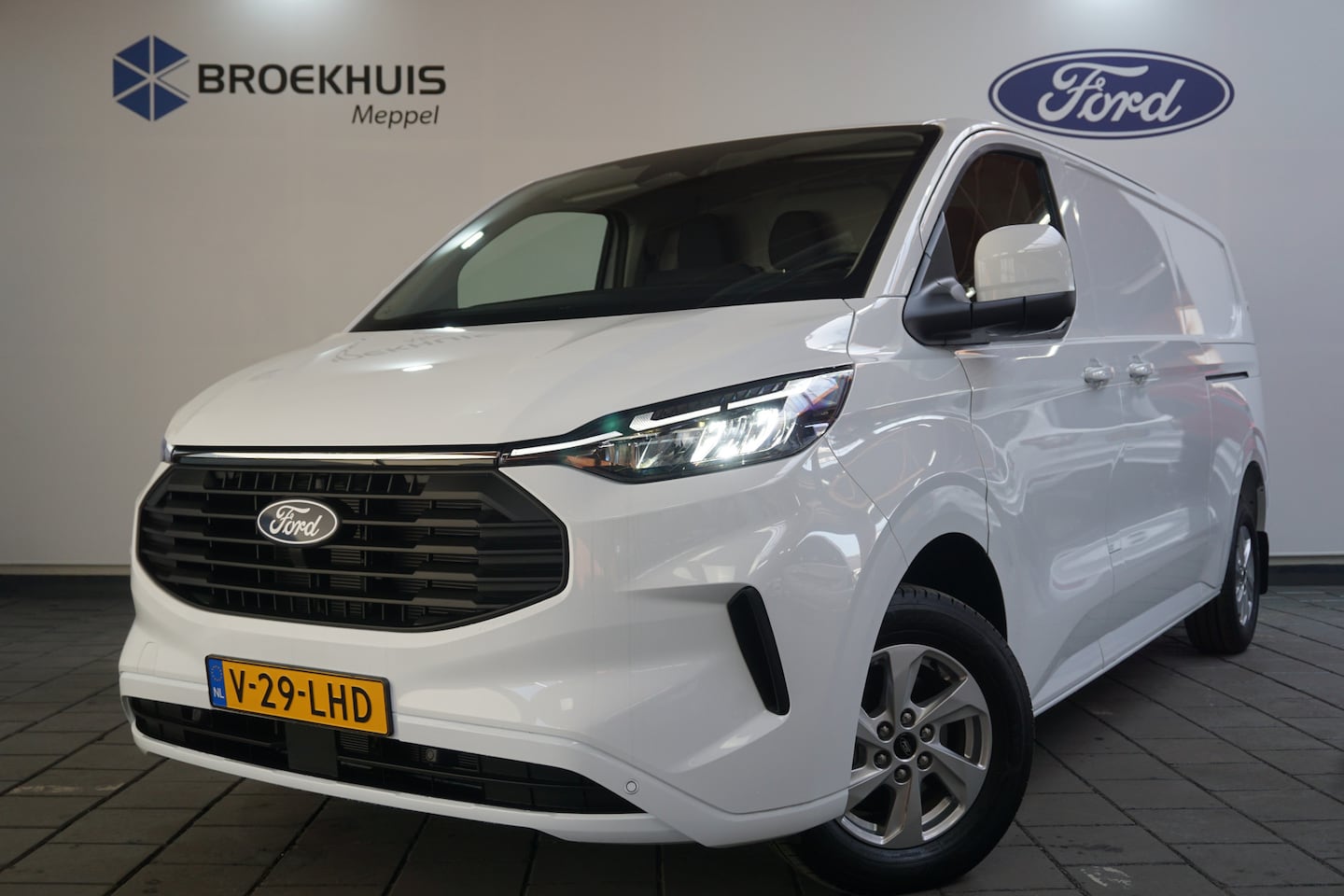 Ford Transit Custom - 320 2.0 TDCI L2H1 Limited | parkeersensor voor | stuurwiel verwarmd | verwarmde voorruit - AutoWereld.nl