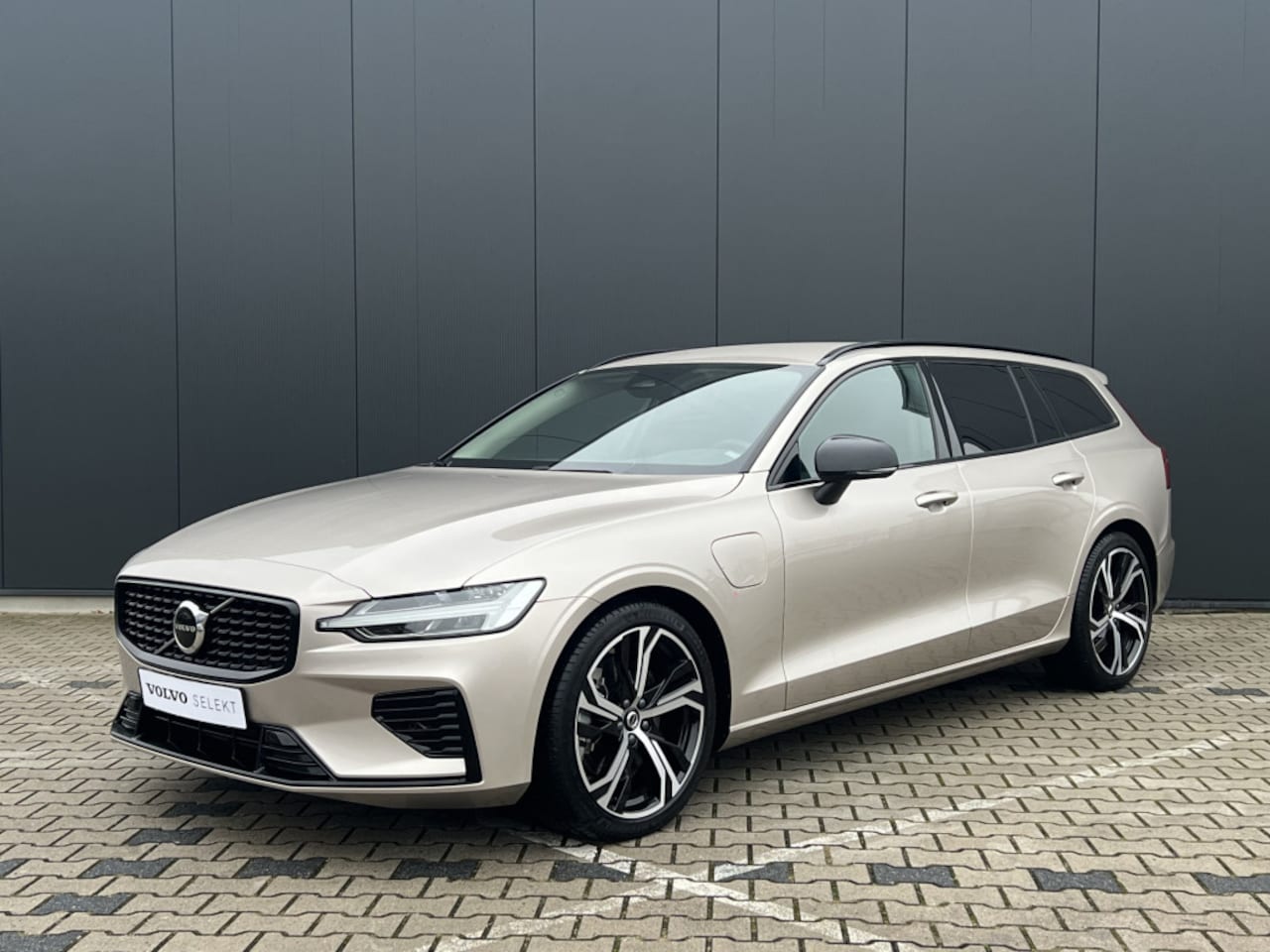 Volvo V60 - T6 Recharge AWD Plus Dark | Stoel / Stuur Verwarming | Adaptive Cruise | Memory Seats | Ca - AutoWereld.nl