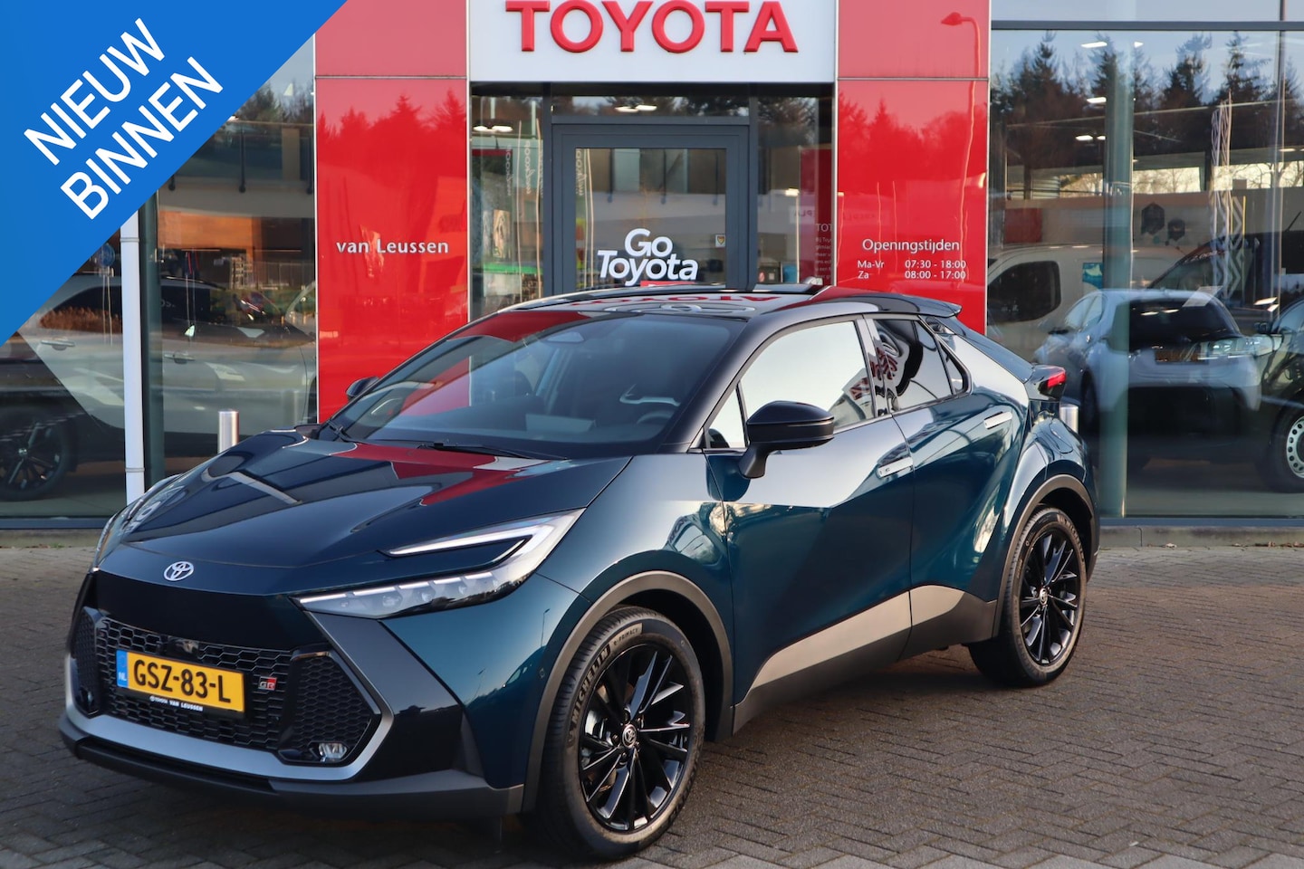 Toyota C-HR - 2.0 HYBRID 200 GR-SPORT PLUS NIEUW! NEXT GEN-PACK JBL PANODAK HEAD-UP MEMORY-SEAT 360GR-CA - AutoWereld.nl