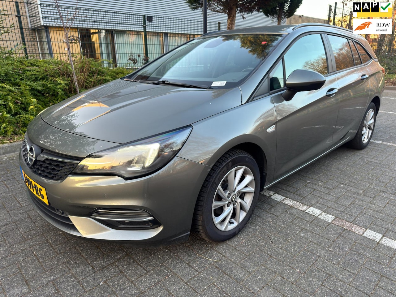 Opel Astra Sports Tourer - 1.2 Edition / Schakelt stroef - AutoWereld.nl