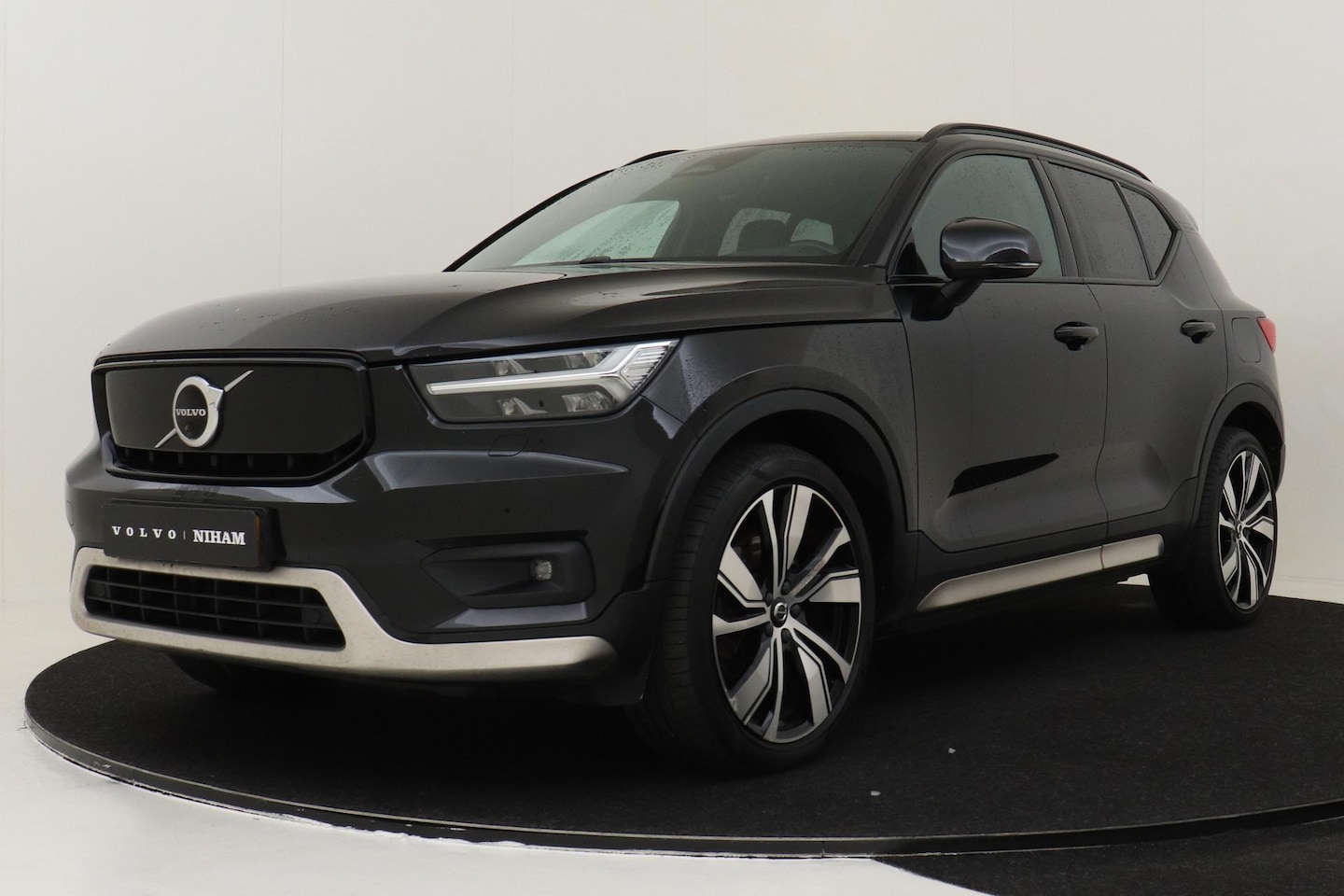 Volvo XC40 - RECHARGE P8 AWD R-DESIGN -PANO.DAK|360°CAM|LEDER|ADAP.LED|HARMAN/KARDON - AutoWereld.nl