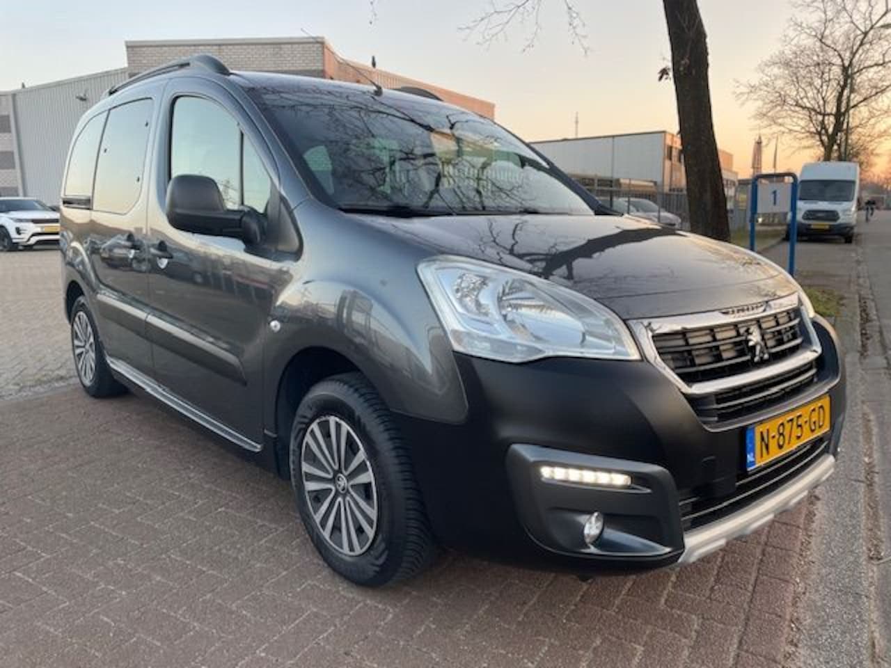 Peugeot Partner Tepee - 1.2 PureTech Active 5persoons Airco,Cruisecontrol,2 Schuifdeuren Nette Auto - AutoWereld.nl