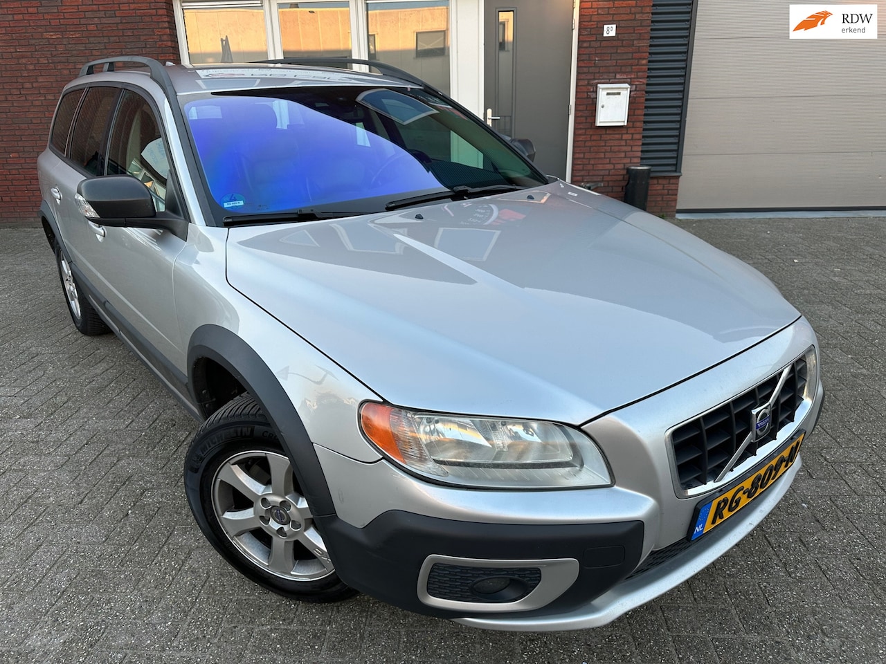 Volvo XC70 - 2.4 D5 Momentum / Leder / PDC / Clima / Cruise - AutoWereld.nl