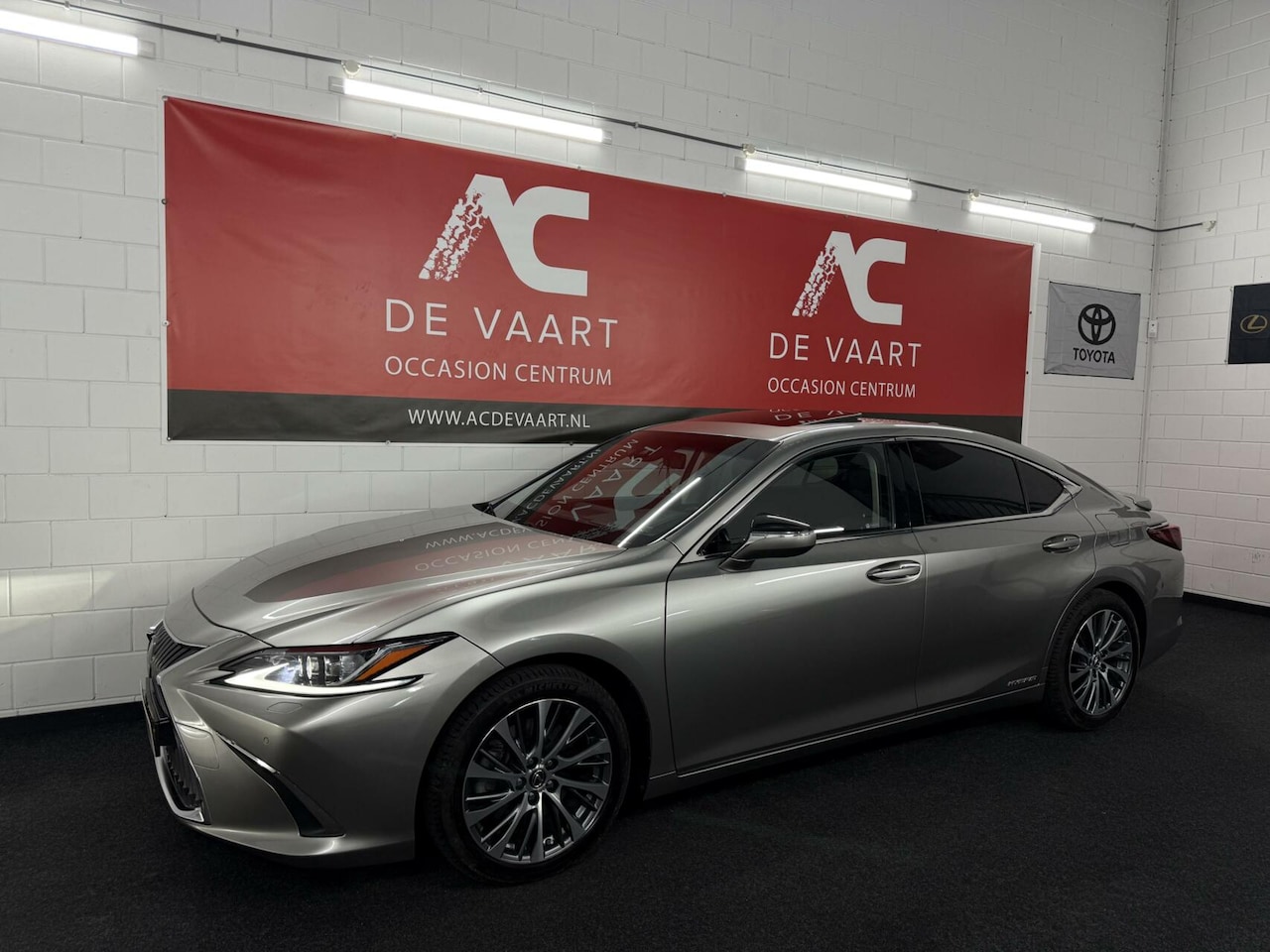 Lexus ES - 300h Premium - NAVI/LEER/CAMERA/DAKJE/CARPLAY/NAP - AutoWereld.nl