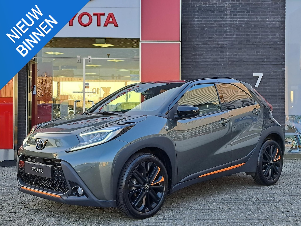 Toyota Aygo X - LIMITED AUTOMAAT JBL NAVI 18"LMV STOELVERWARMING CAMERA AD-CRUISE PRIVACY-GLASS - AutoWereld.nl