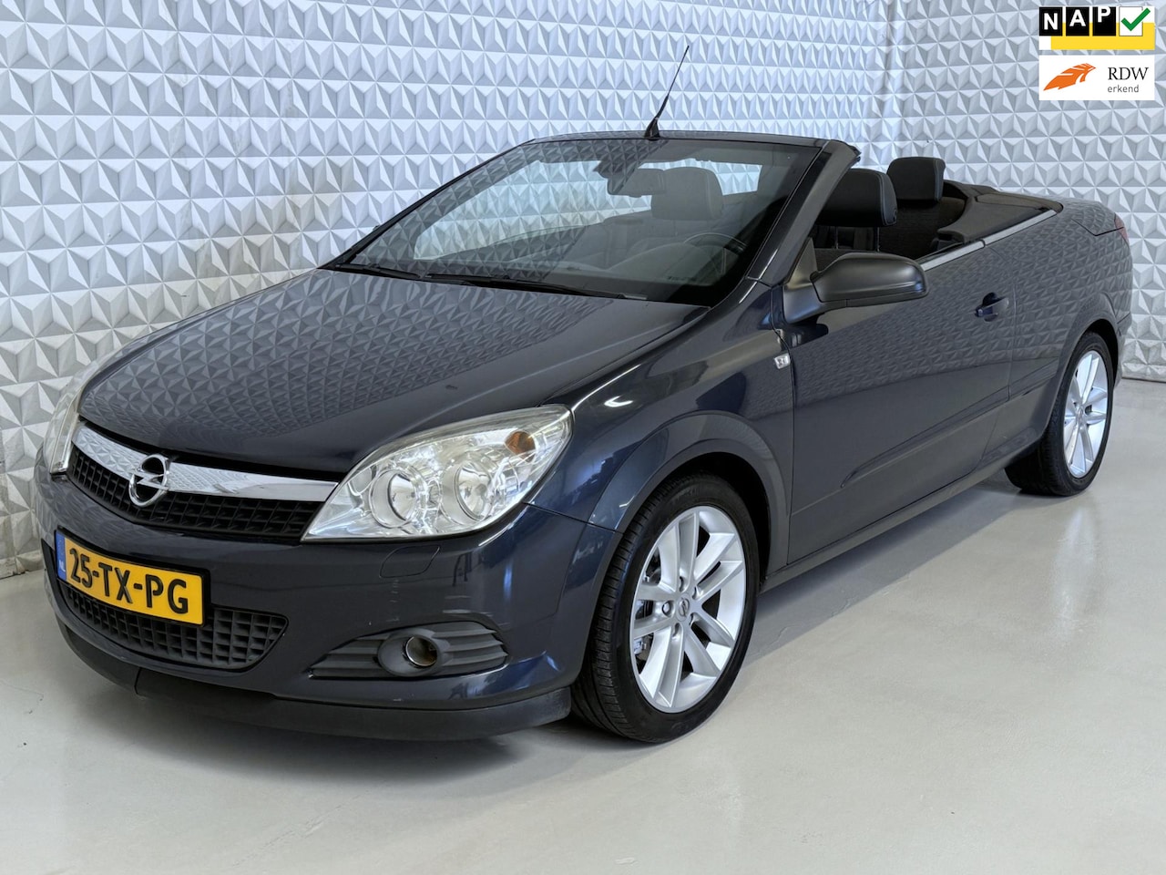 Opel Astra TwinTop - 1.8 Cosmo AUTOMAAT (2007) - AutoWereld.nl