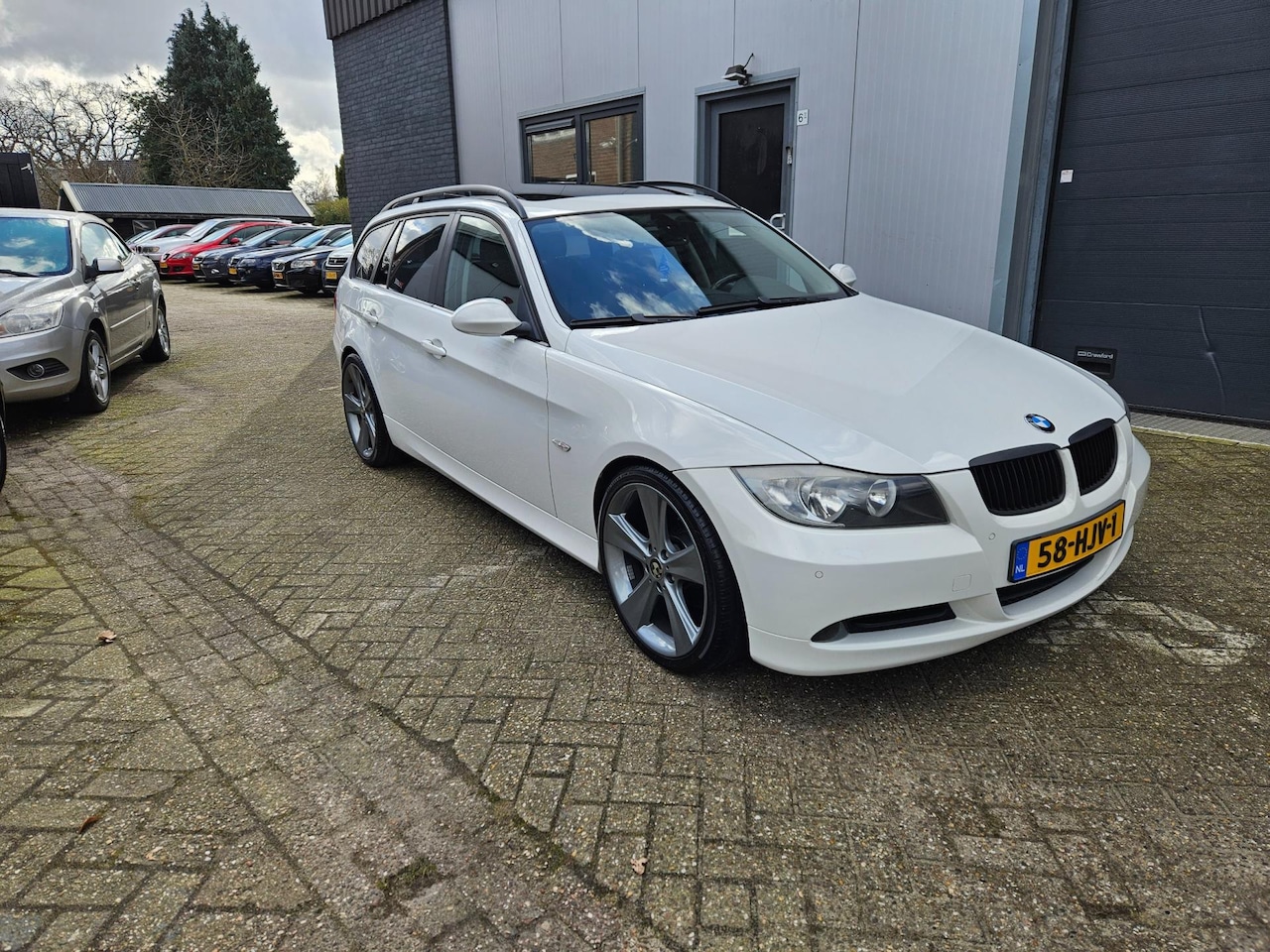 BMW 3-serie Touring - 320i Navi.Cruise.Clima.Panorama dak.Wegdraaibare trekhaak - AutoWereld.nl