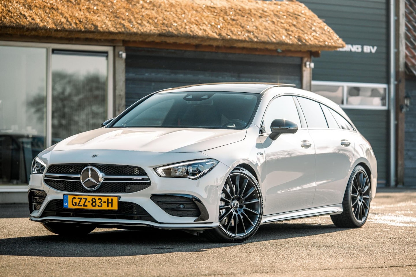 Mercedes-Benz CLA-klasse Shooting Brake - AMG 35 4MATIC Premium Plus (Panoramadak / Leder / Burmester / 19" / Camera / Led / HeadUP) - AutoWereld.nl