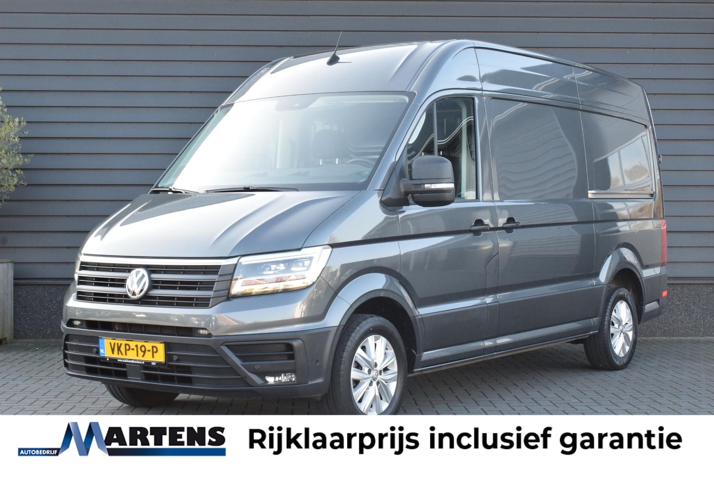 Volkswagen Crafter - 30 2.0 TDI 140pk H6 L3H3 Highline 2x Schuifdeur Trekhaak Camera Led Navigatie - AutoWereld.nl