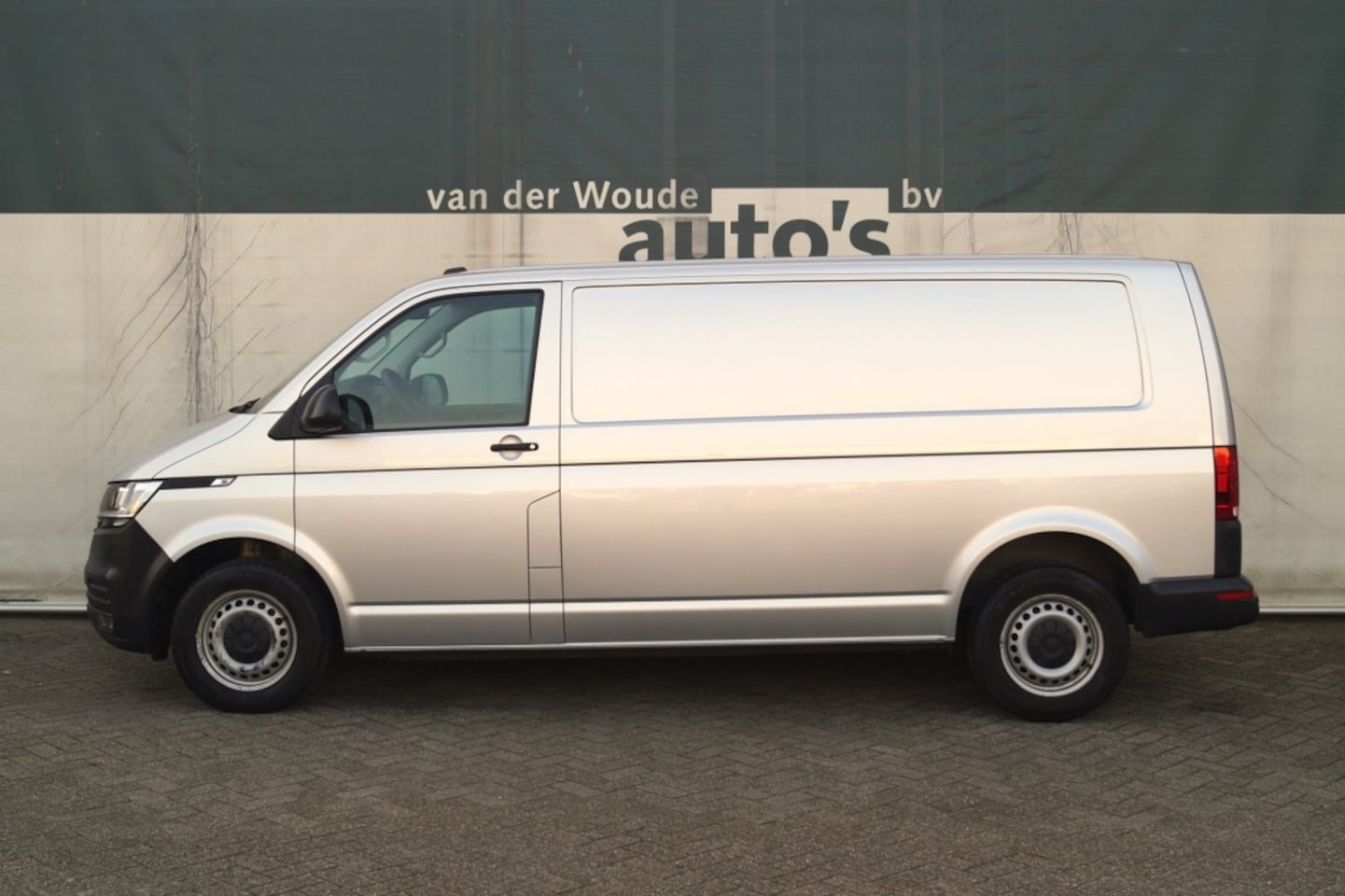 Volkswagen Transporter - 2.0 TDI 150pk DSG L2-H1 Comfortline -NAVI-PDC- - AutoWereld.nl