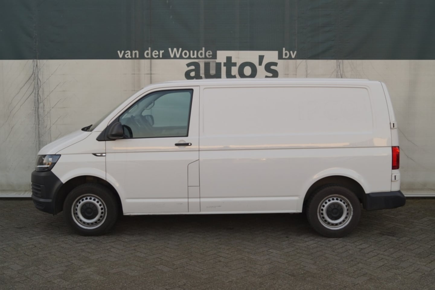 Volkswagen Transporter - 2.0 TDI L1-H1 Edition -AIRCO-CAM-TREKHAAK- - AutoWereld.nl