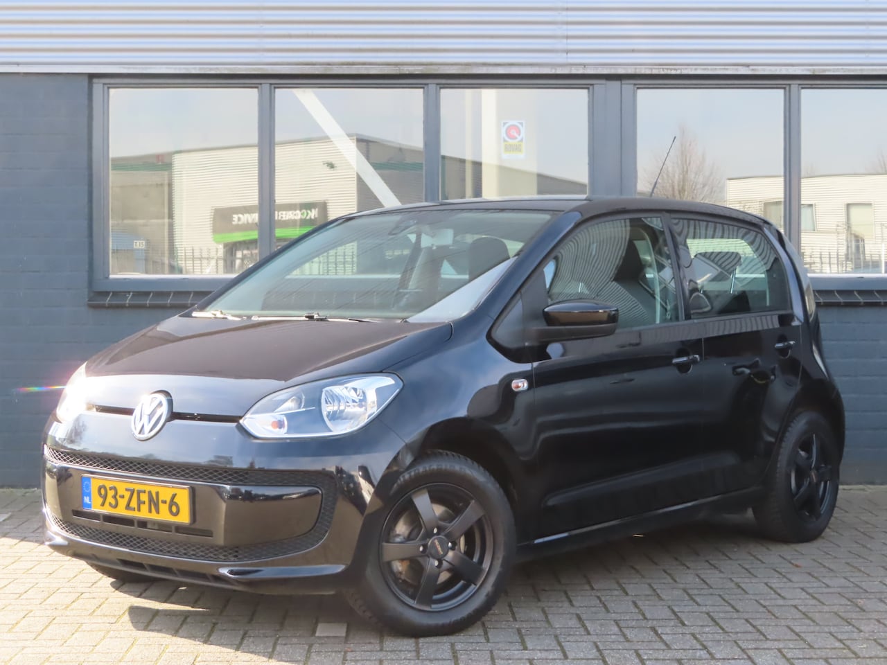 Volkswagen Up! - 1.0 move up! BlueMotion | airco | licht metaal | navi | bluetooth - AutoWereld.nl