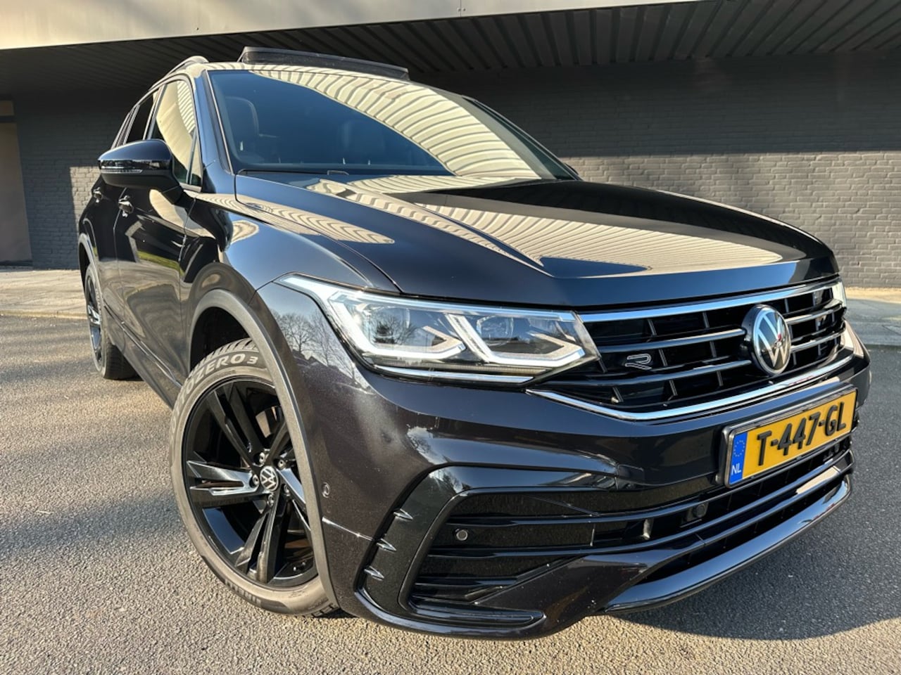 Volkswagen Tiguan - 1.4 TSI Hybrid // R-Line // Pano // Winterpakket // - AutoWereld.nl