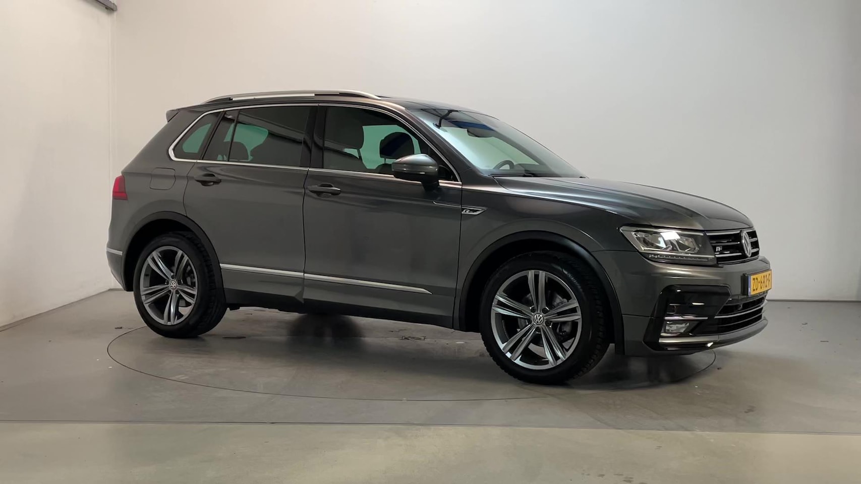 Volkswagen Tiguan - 1.5 TSI 150pk DSG ACT Highline Business R R-Line Panoramadak Virtual Cockpit Stoelverwarmi - AutoWereld.nl