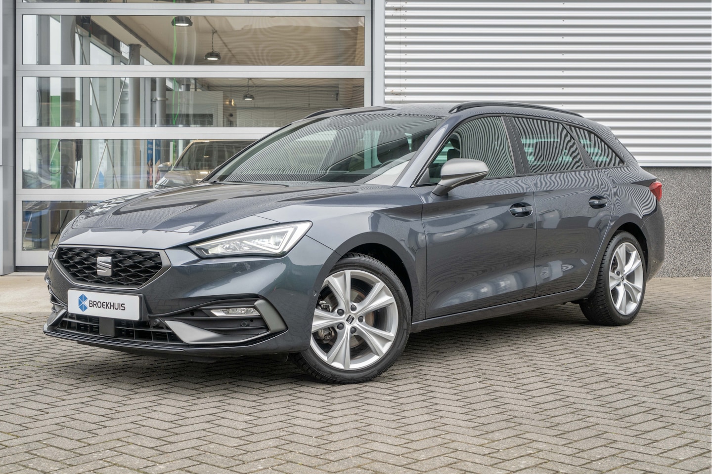 Seat Leon Sportstourer - 1.5 eTSI FR Launch Edition |Trekhaak | Navi | Carplay| - AutoWereld.nl