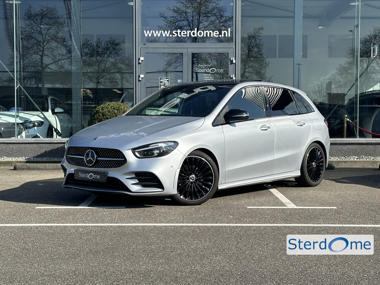 Mercedes-Benz B-klasse - 200 AMG Line l Distronic l Panoramaschuifdak l MBUX l Achteruitrijcamera l Multispaaks l s - AutoWereld.nl