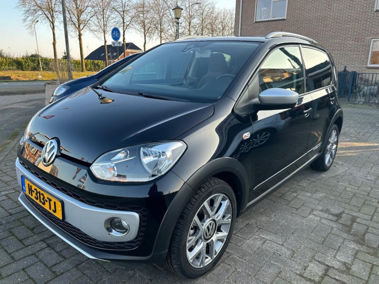 Volkswagen Up! - UP 1.0 75pk cross up! Binnen kort online - AutoWereld.nl