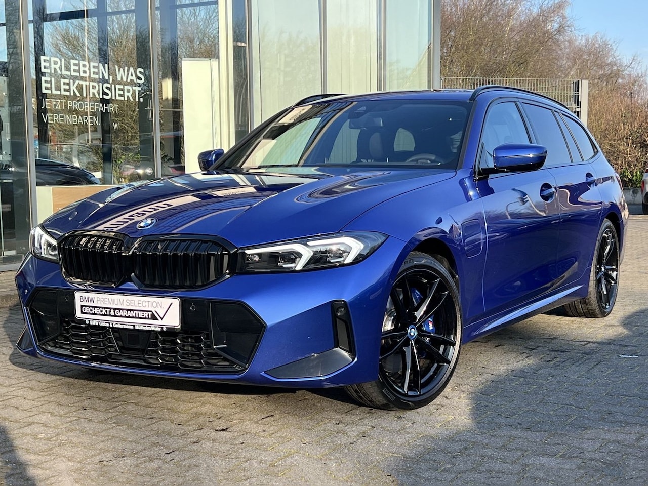 BMW 3-serie Touring - 330e M-SPORT PRO ** LED, HuD, PANORAMA, 19-inch LMV, ADAPT. CRUISE, TREKH. ** € 26.900,= o - AutoWereld.nl