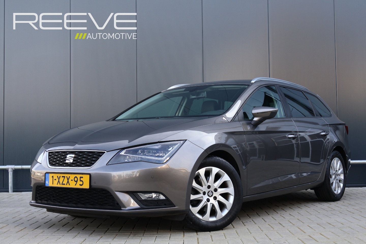 Seat Leon ST - 1.6 TDI Ecomotive Sport | Nette auto! | Leer / Alcantara | Navi | Cruise | Trekhaak - AutoWereld.nl