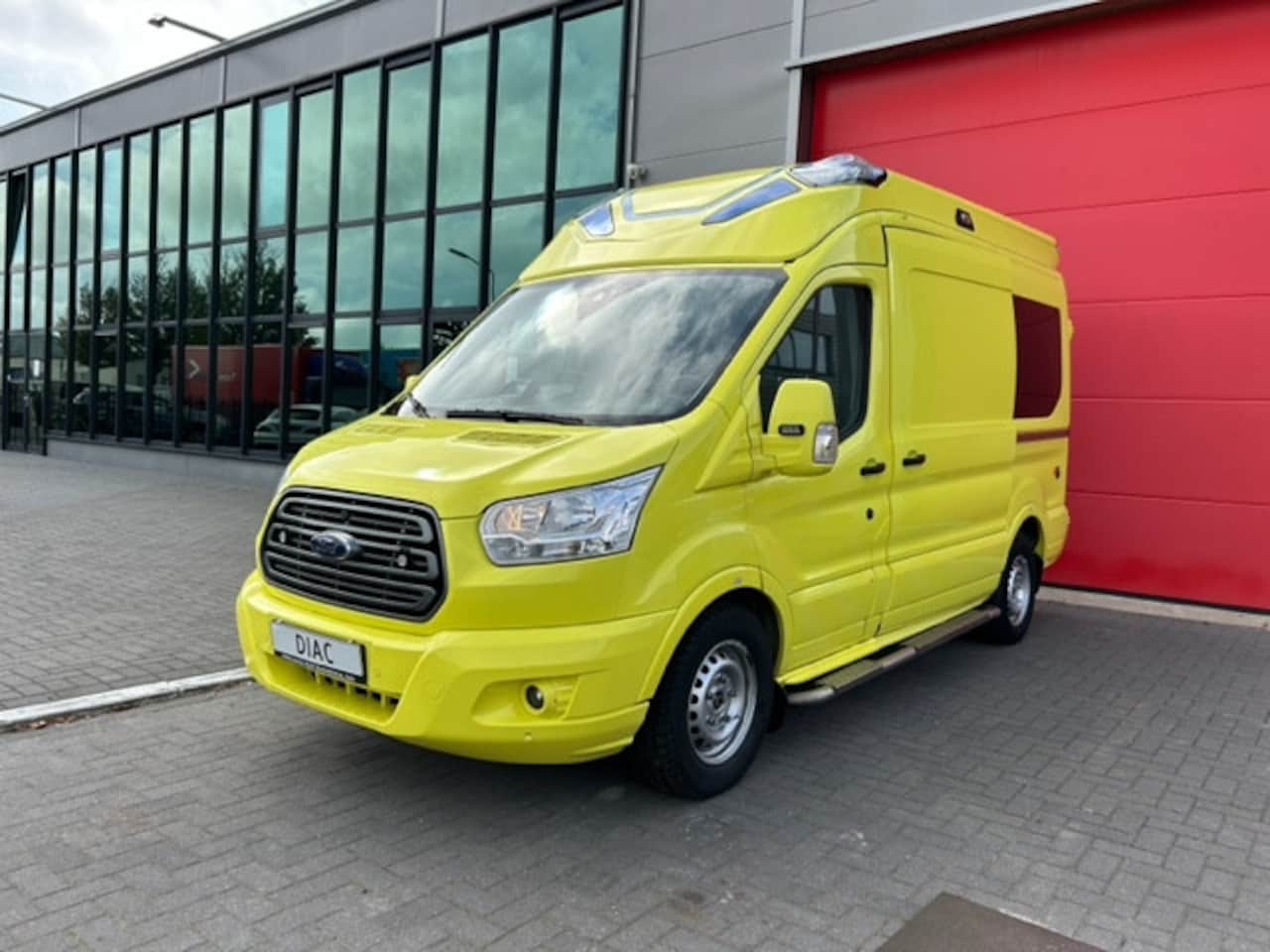 Ford Transit Custom - 300 2.2 TDCI L2H2 Ambulance New engine at 98.000km - AutoWereld.nl