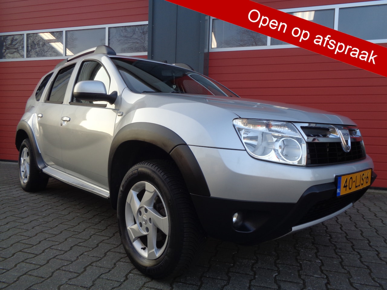 Dacia Duster - 1.6 Lauréate 2wd 105PK Airco LMV Trekhaak 1E-Eigenaar NL-Auto - AutoWereld.nl