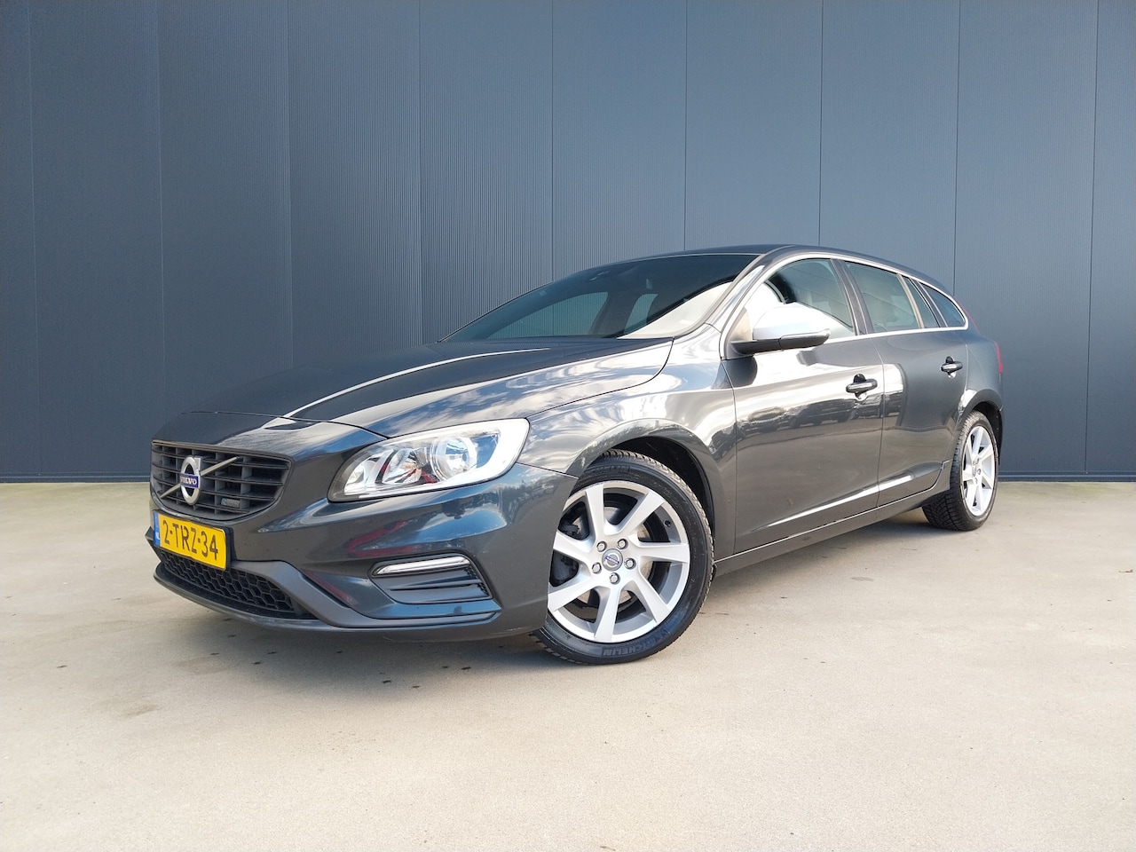 Volvo V60 - 2.0 D4 181 PK R-Design ALCANTARA HALF LEER LED NAVI CRUISE ECC TREKHAAK - AutoWereld.nl