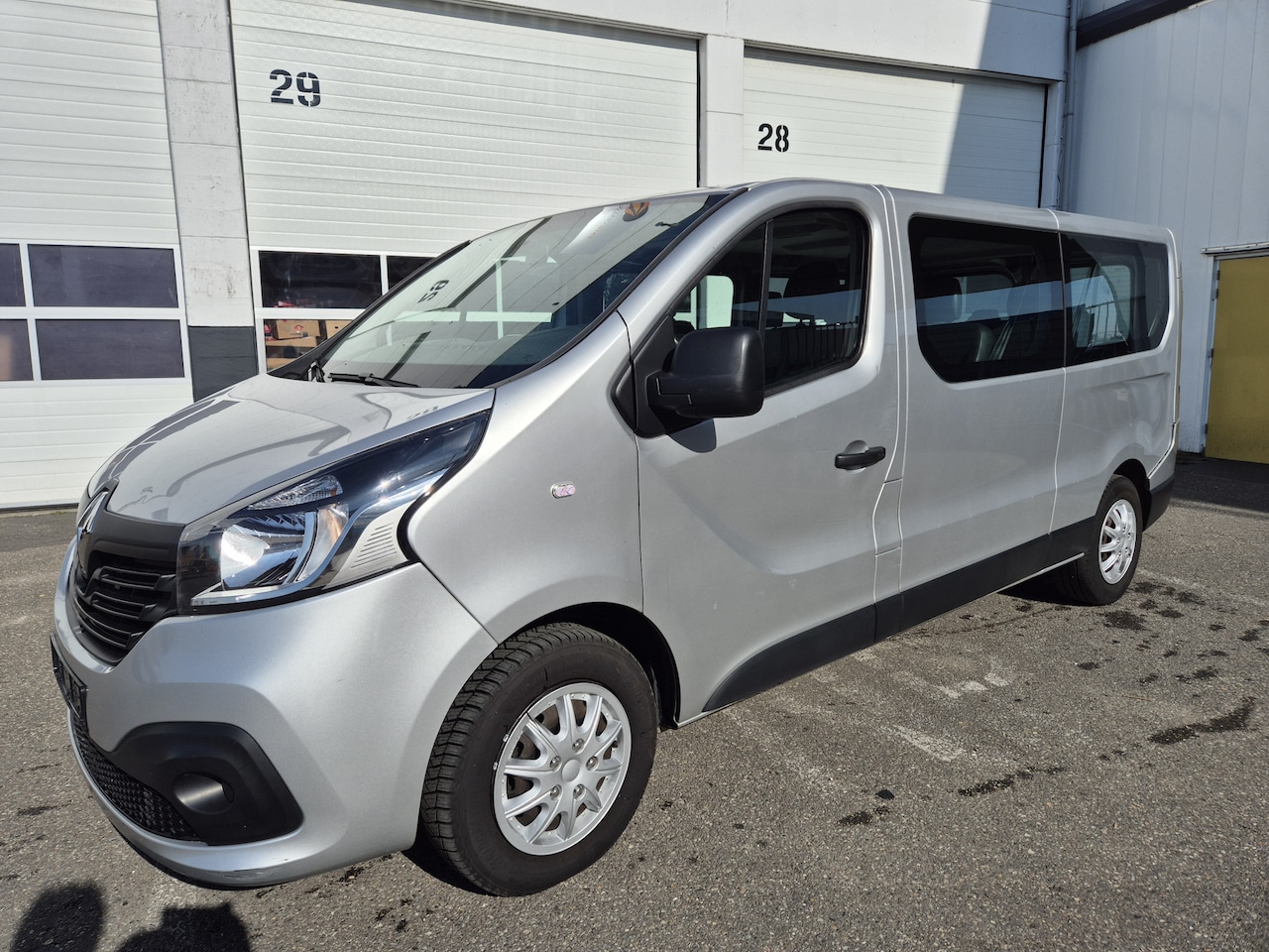 Renault Trafic Passenger - 1.6 dCi 8-pers 72.000km militair kenteken cvo airco cruise pdc achterschade Générique - AutoWereld.nl