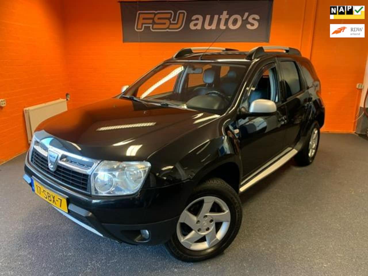 Dacia Duster - 1.6 Lauréate 2wd / Leder / Afn. Trekhaak / Airco - AutoWereld.nl