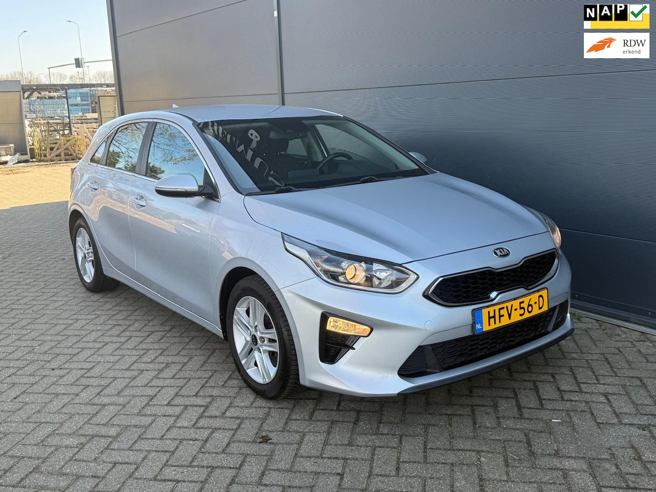 Kia Cee'd - CEED 1.6 CRDi DynamicLine/navi/carplay/achteruitrijcamera/airco - AutoWereld.nl