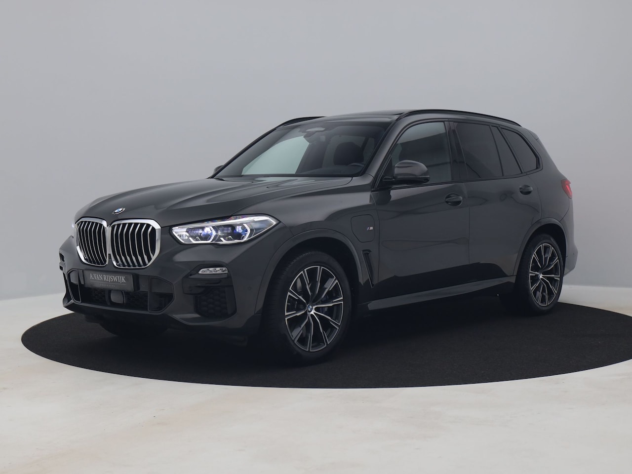 BMW X5 - xDrive45e Executive M-Sport | PANO | 360° | HUD | ADAPTIVE | LUCHTVERING | STOEL- EN STUUR - AutoWereld.nl