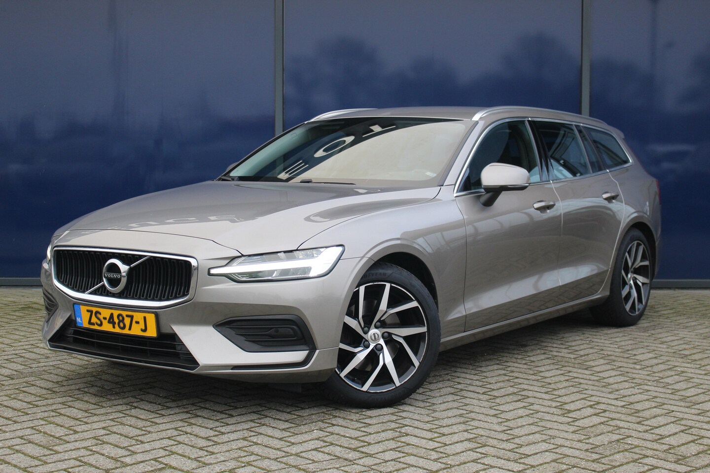 Volvo V60 - 2.0 T4 Momentum Pro | Blis | Camera | Elec. klep | Leder + St.verw. | 18" LMV | DAB + | LE - AutoWereld.nl