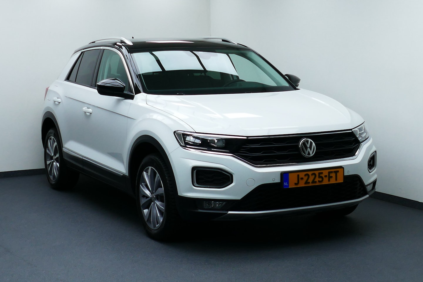 Volkswagen T-Roc - 1.5 TSI Sport. Adaptief Cruise, Navi, Camera, Led Koplampen, Stoelverw, 17"LMV - AutoWereld.nl