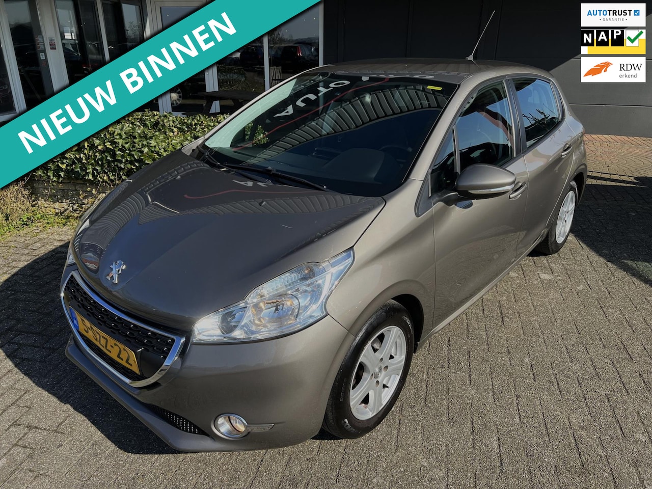 Peugeot 208 - 1.2 VTi Envy ECC/CRUISE/NAV/PDC/LMV APK+NAP - AutoWereld.nl